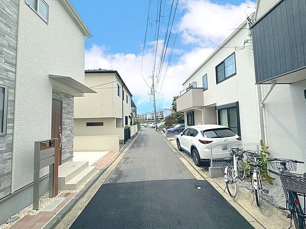 【前面道路含む現地写真】安心してお住まいいただける設備、仕様。日々の暮らしをより快適にお過ごしいただけます！