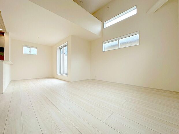 【リビング】オープンでのびやかな空間を生み出すこだわりの「広がり」と「ゆとり」。家族と過ごす時間を大切にした住空間です。
