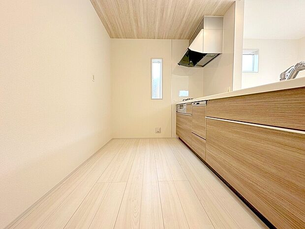 【キッチン】対面キッチなのでリビングにいる家族の様子がうかがえるので小さなお子様がいても安心ですね。
