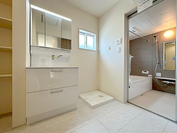 【洗面所】サニタリースペースには窓が備えられております。毎朝の身支度も、陽の光差し込む明るい空間で、快適にお使い頂けそうです。
