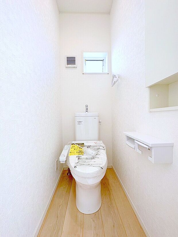 【ウォシュレット付きトイレ】快適な温水清浄便座付。いつも使うトイレだからこそ、こだわりたいポイントですね。
