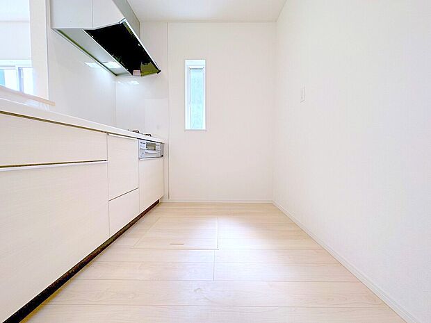 【対面式キッチン】人気の対面式のカウンターキッチン。小さなお子さんがリビングにいても目が届くので安心。