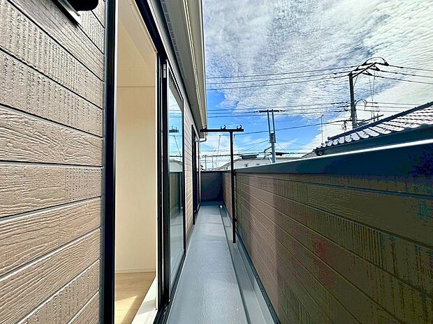 【バルコニー】南向きワイドバルコニー！洋室２部屋分に面しているので、お布団干しにも大変便利ですね！