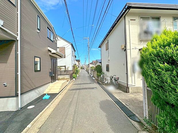 【前面道路含む外観】緑豊かで閑静な住宅街は子育てにはピッタリです。