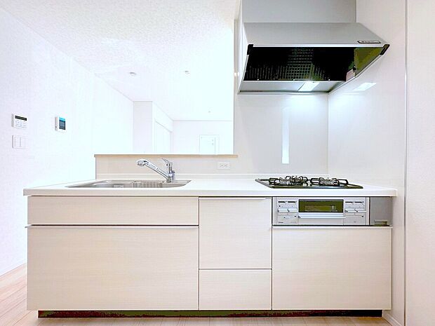 【キッチン】間取りの中心にキッチンを採用することにより、お料理中にフロアー全体を見渡すことが可能に！お友達を呼んでのホームパーティはいかがでしょうか