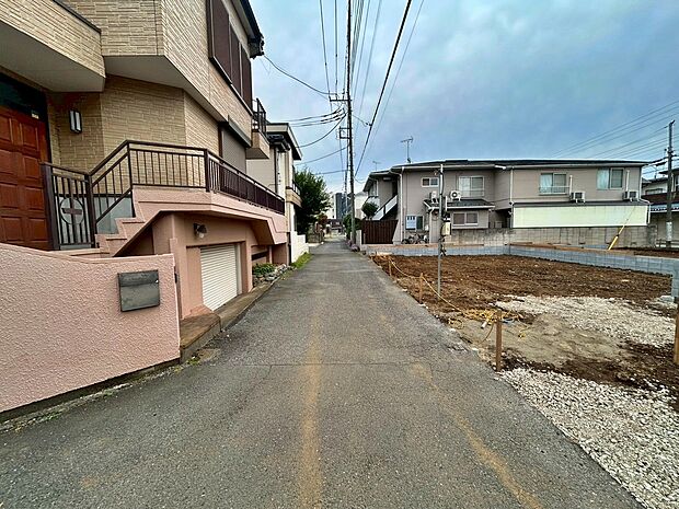 【前面道路含む現地写真】駅チカと、広い空が一望できる閑静さを両立させたい方にはピッタリの立地環境です。