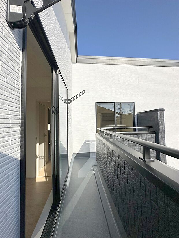 【バルコニー】お洗濯ものや布団を干したりするのに十分なスペースを取ったバルコニーは大変便利です。