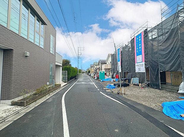 【前面道路含む外観】駅チカと、広い空が一望できる閑静さを両立させたい方にはピッタリの立地環境です。