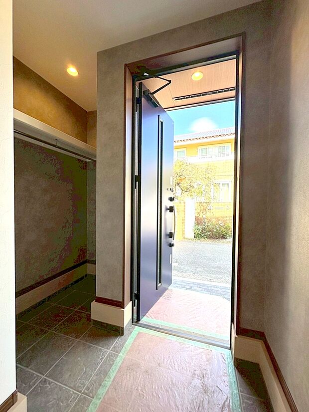 【玄関】家の第一印象を決める玄関は吹抜け。明るく開放感溢れる玄関でお客様をお出迎え出来ます。収納とシューズインクローゼット付きなので履物はもちろん、傘やゴルフバック等の大きな荷物も収納できます。