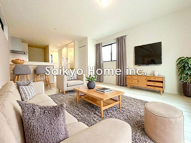 【リビング】一日の中で多くの時間を過すことになるリビングダイニングだからこそ、いつも穏やかな空間であることが必然。爽やかな通風と採光を存分に感じる事が出来る空間です。※家具等はCG加工です。