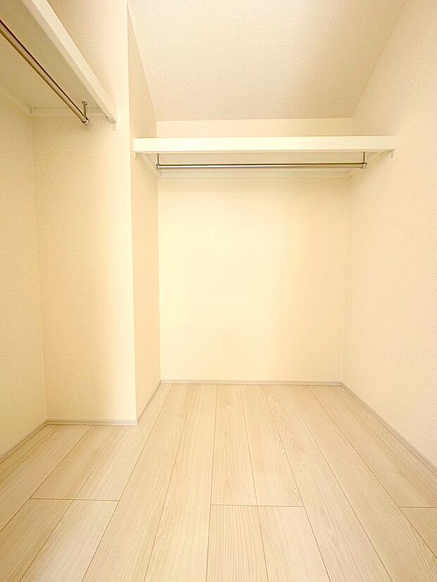 【【WIC】】ウォーク・イン・クローゼット完備の充実した収納スペースでいつもすっきりと整理整頓！
