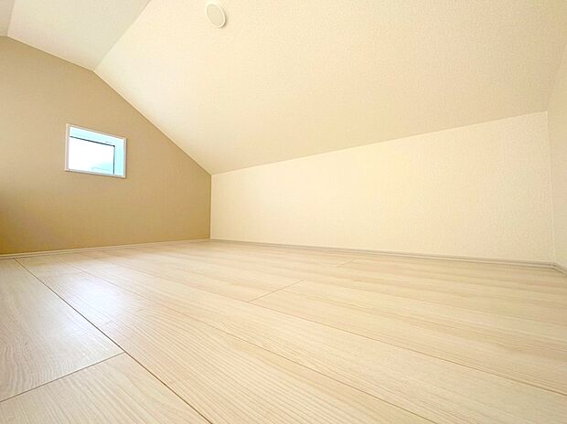 【【ロフト】】夏冬の季節の冷暖房用具や、めったに使わない家財道具などをたくさん収納して広々としたスペースを。