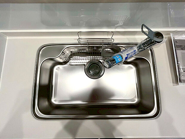 【浄水器】浄水器付きでいつでもおいしい水をいつでも手軽に使えます。飲み水やお料理にも安心ですね。
