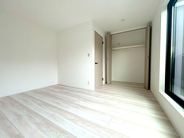 【居室】明るく開放感のある洋室。昼間は豊かな陽光が心地よく、夜はゆったりと落ち着いた空間に。