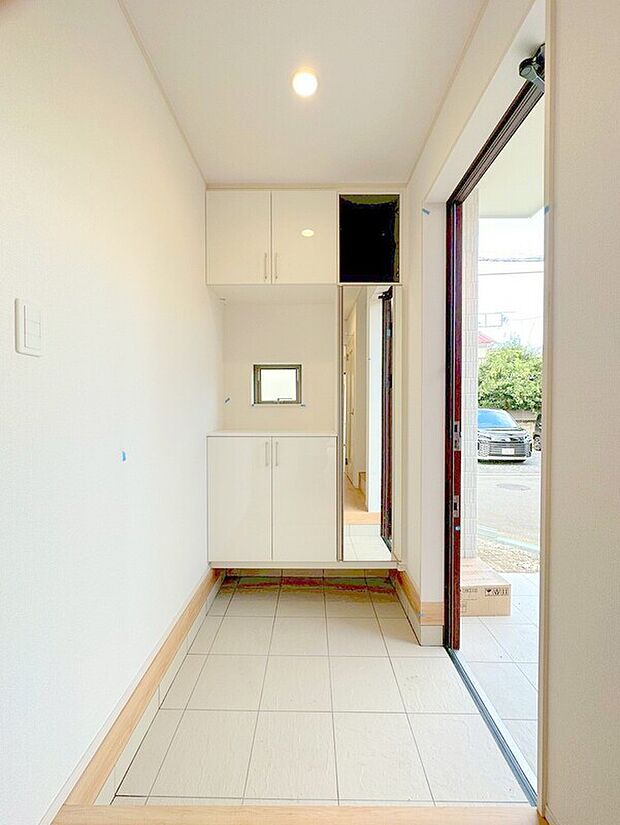 【玄関】玄関は清潔感のある空間にしたいもの。ご家族が多いご家庭にはとても便利なたっぷり収納できるシューズボックス付きです。