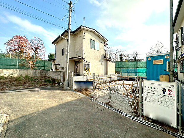 【前面道路含む外観】駐車が苦手な方にも嬉しい前面4ｍ道路に面した住まい。