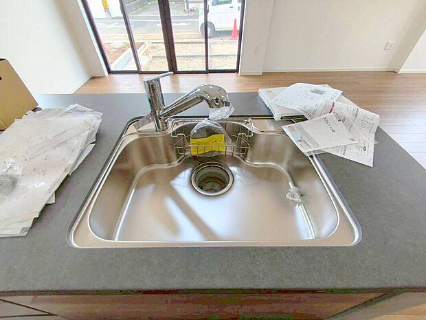 【浄水器】浄水器をスリムに内蔵したハンドシャワー式の水栓金具です。いつでもおいしい水をいつでも手軽に使えます