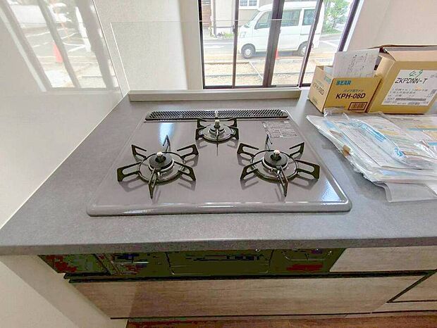 【3口コンロ】凹凸が少ないフラットトップなのでお掃除もラクラクです。