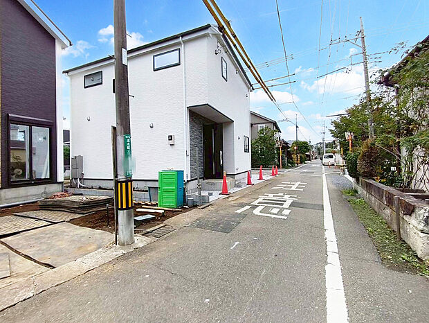 【前面道路含む現地写真】安心してお住まいいただける設備、仕様。日々の暮らしをより快適にお過ごしいただけます！