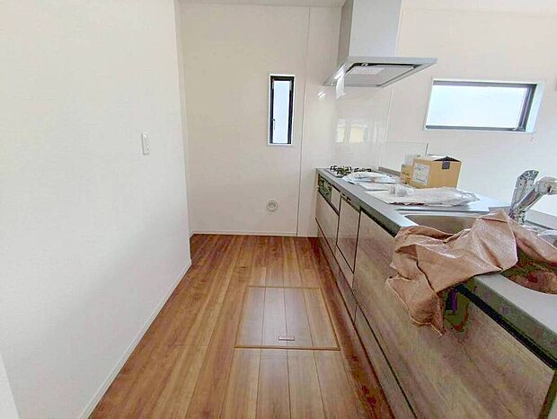 【キッチン】キッチンからリビング全体を見渡せるので、小さなお子様がいらしても様子を見ながら家事ができますね。
