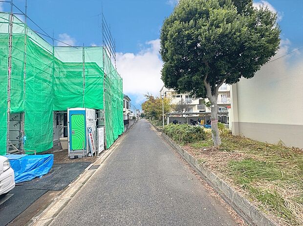 【前面道路含む現地写真】駅チカと、広い空が一望できる閑静さを両立させたい方にはピッタリの立地環境です。