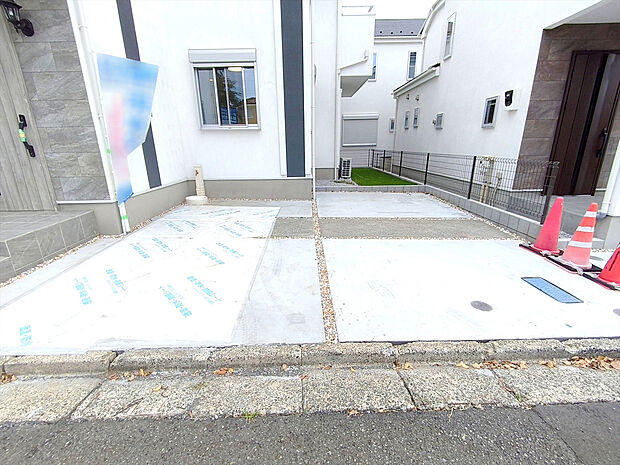 【カースペース】カースペースはコンクリート仕上げ。雨の日でも足元を気にすることなく駐車できます。