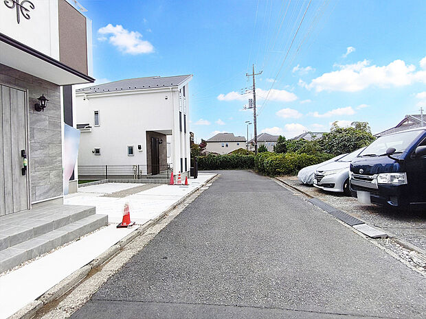 【前面道路含む現地写真】住みやすさと利便性を兼ね備えた立地。高い住宅性能を備えた安心で暮らしやすい住まいです。