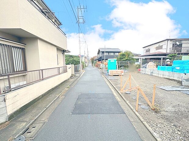 【前面道路含む現地写真】前面道路は4メートル。ゆとりもあり車庫入れもスムーズにできますね。