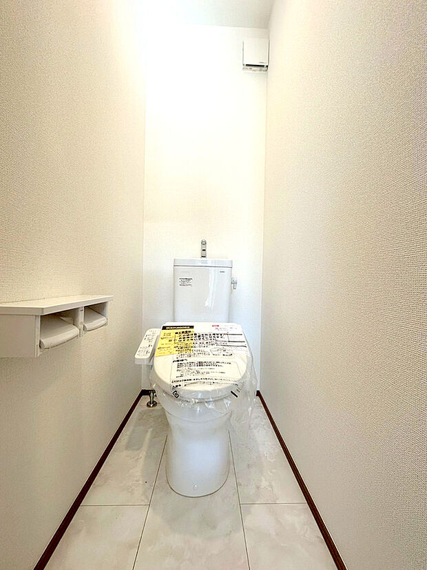 【【温水洗浄便座】】トイレは清潔感のあるオフホワイト♪　毎日使う場所だからこそお手入れも楽々にできる機能が搭載。汚れが付着しにくい便器でお掃除も楽々。