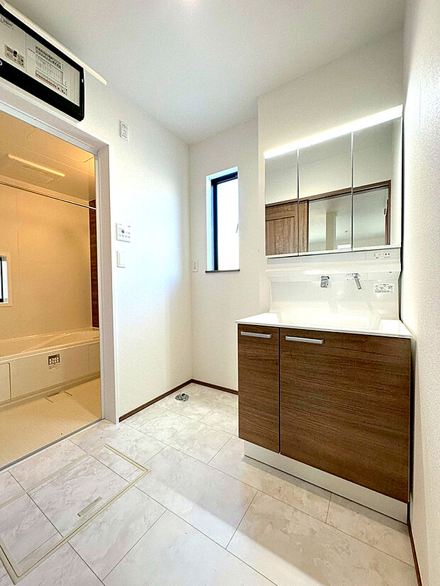 【【三面鏡付洗面台】】大きな三面鏡がついた洗面化粧台。鏡の裏にも収納があり洗面台がすっきりと片付きます