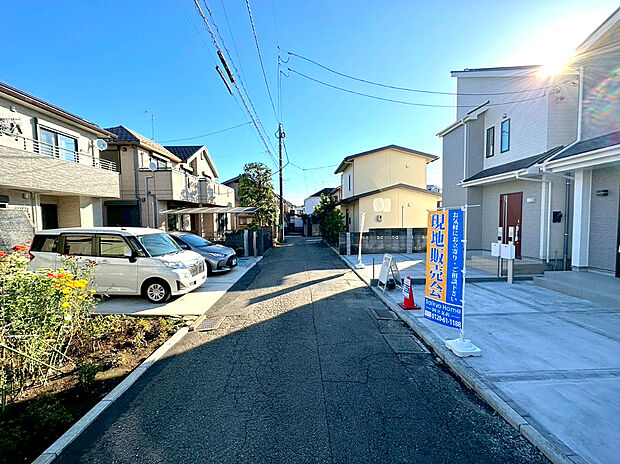 【前面道路含む現地写真】緑の潤いと開放感を感じられる静かで落ち着いた住環境です。