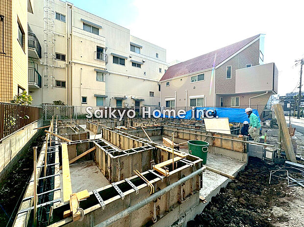 【現地外観】1号棟の現地写真。3LDKSビルトイン車庫で欲しい設備も満載です！キッチンにはパントリーもついて大変便利です。