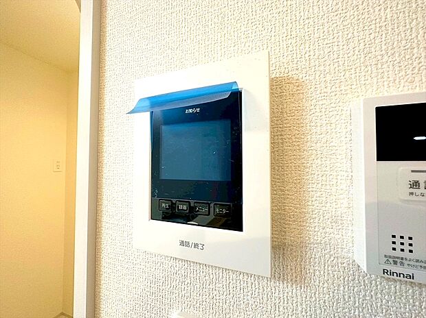 【モニター付きインターフォン】インターフォンはTVモニタ付。誰が来たか一目で分かるのでセキュリティ面にも安心です。