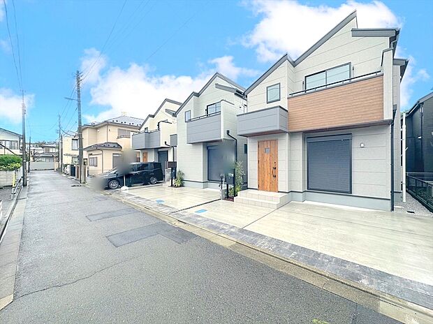 【前面道路含む外観】前面道路は4メートル。駐車が苦手な方にも嬉しい住まいです。