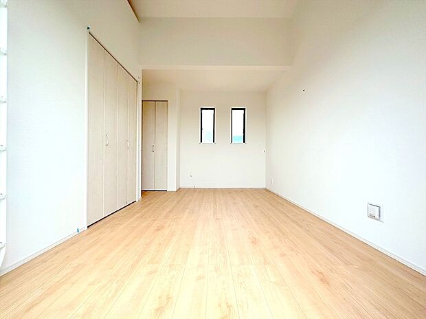 【居室】明るく開放感のある洋室。十分にお一人で快適に過ごせる空間となっております。趣味や勉強などに励めます。
