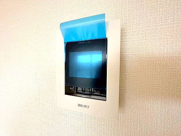 【モニター付きインターフォン】インターフォンはTVモニタ付。誰が来たかひと目で分かるのでセキュリティ面にも安心です。
