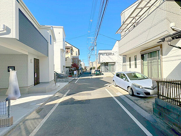 【前面道路含む現地写真】緑の潤いと開放感を感じられる静かで落ち着いた住環境です。
