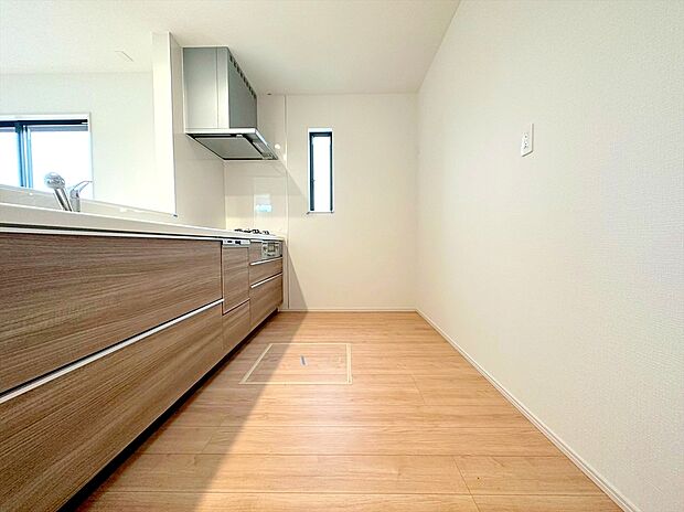 【キッチン】高級感漂うシステムキッチン。収納力豊富で見せるキッチンの実現が可能に。いつもキレイにしておきたくなるキッチンです。