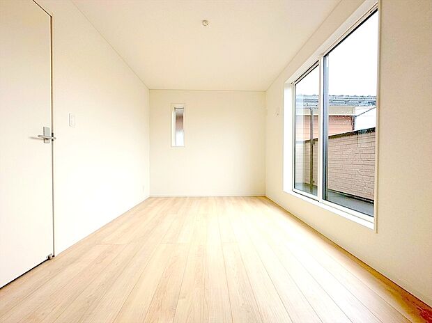 【ペアガラス】夏は室内に入る太陽の日射熱をカットし、冬は室内熱を外に逃がしにくくするため、冷暖房効率を高めます。