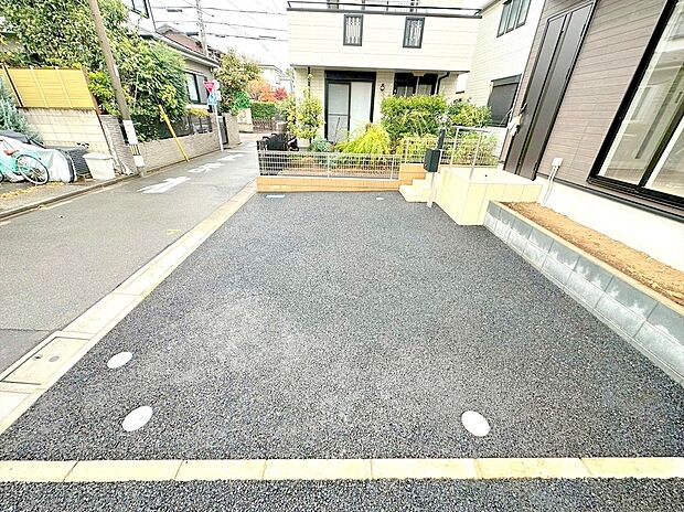 【駐車場】駐車が苦手な方にも嬉しい広々としたカースペースが特徴です。