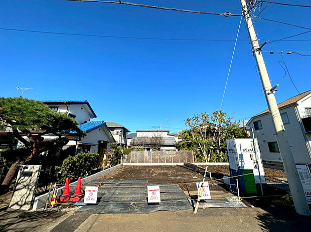 【現地写真】南向きの住宅は日当たりも良好。晴れの日はバルコニーでたっぷりと洗濯物を干すことができ家事もはかどりますよ。