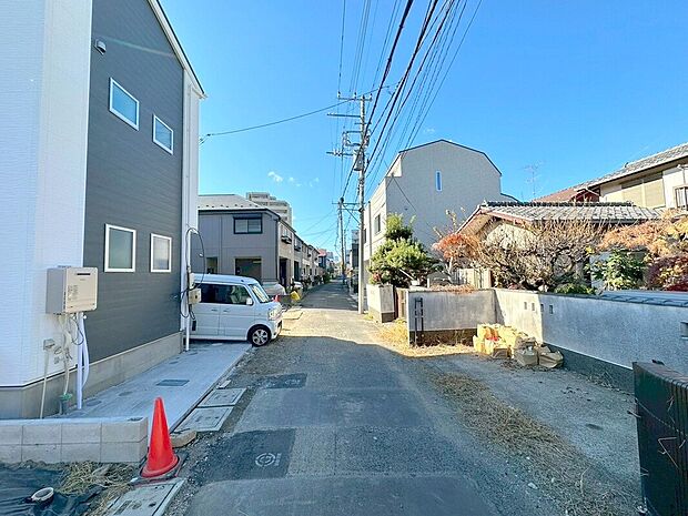 【前面道路含む外観】子育てにも嬉しい、緑豊かな自然が広がる閑静な住宅地です。この機会に是非現地をご覧ください。