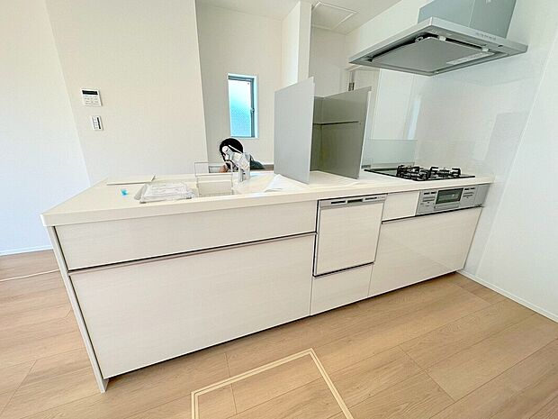 【キッチン】キッチンからリビング全体を見渡せるので、小さなお子様がいらしても様子を見ながら家事ができますね。