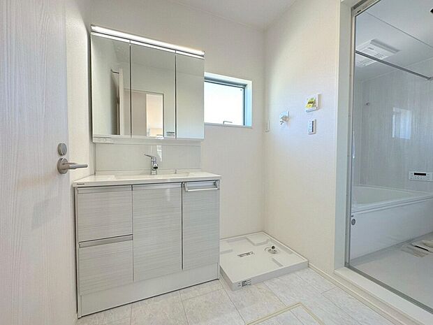 【洗面所】サニタリースペースには窓が備えられております。毎朝の身支度も、陽の光差し込む明るい空間で、快適にお使い頂けそうです。
