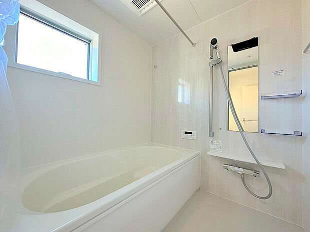 【浴室】一日の疲れを癒すための心地よい浴室はゆとりあるサイズを採用。浴室乾燥機付き！汚れにくくお手入れしやすい浴室です。
