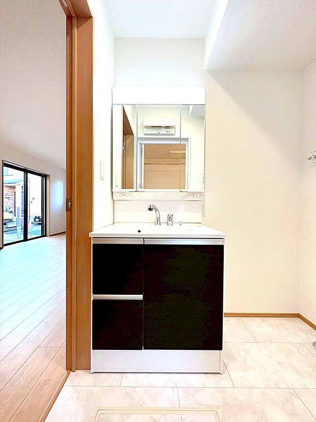 【洗面台・洗面所】大きな三面鏡がついた洗面化粧台。鏡の裏にも収納があり洗面台がすっきりと片付きます。朝の身支度にも大変便利です。