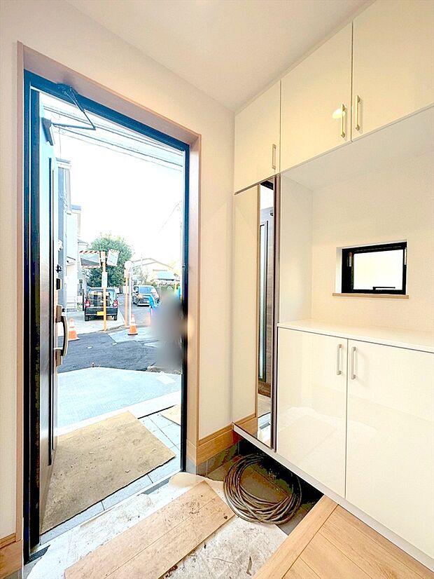 【玄関】家の顔となる玄関は、格調高いデザイン性が求められます。玄関は、高級感と断熱性、防犯性に優れた玄関ドアを標準装備。