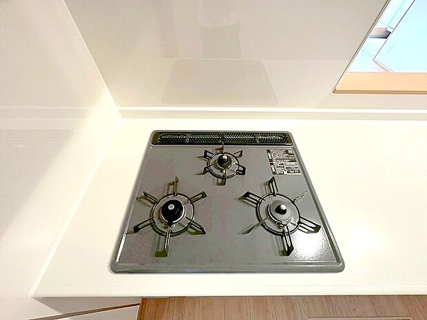 【【3口コンロ】】 凹凸が少ないフラットトップなのでお掃除もラクラクです。