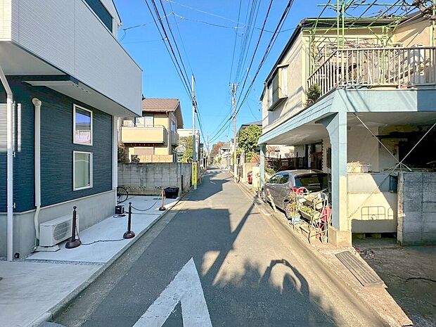 【前面道路】風通しや採光にも気を配った設計のお家は、快適な住環境をお約束します。