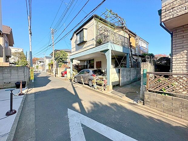 【前面道路】子育てにも嬉しい、緑豊かな自然が広がる閑静な住宅地です。この機会に是非現地をご覧ください。